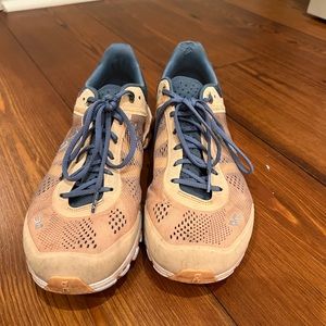 On Cloudflow women’s size 8.5. Peach and grayish blue.